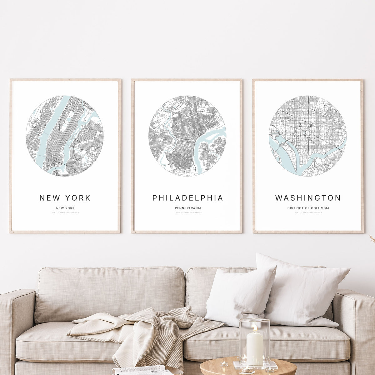 Trio d’affiches de New York, Philadelphia et Washington dans un salon.