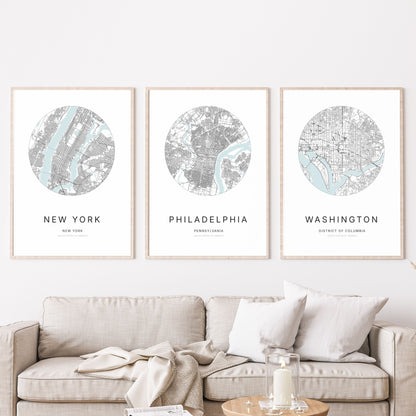 Trio d’affiches de New York, Philadelphia et Washington dans un salon.