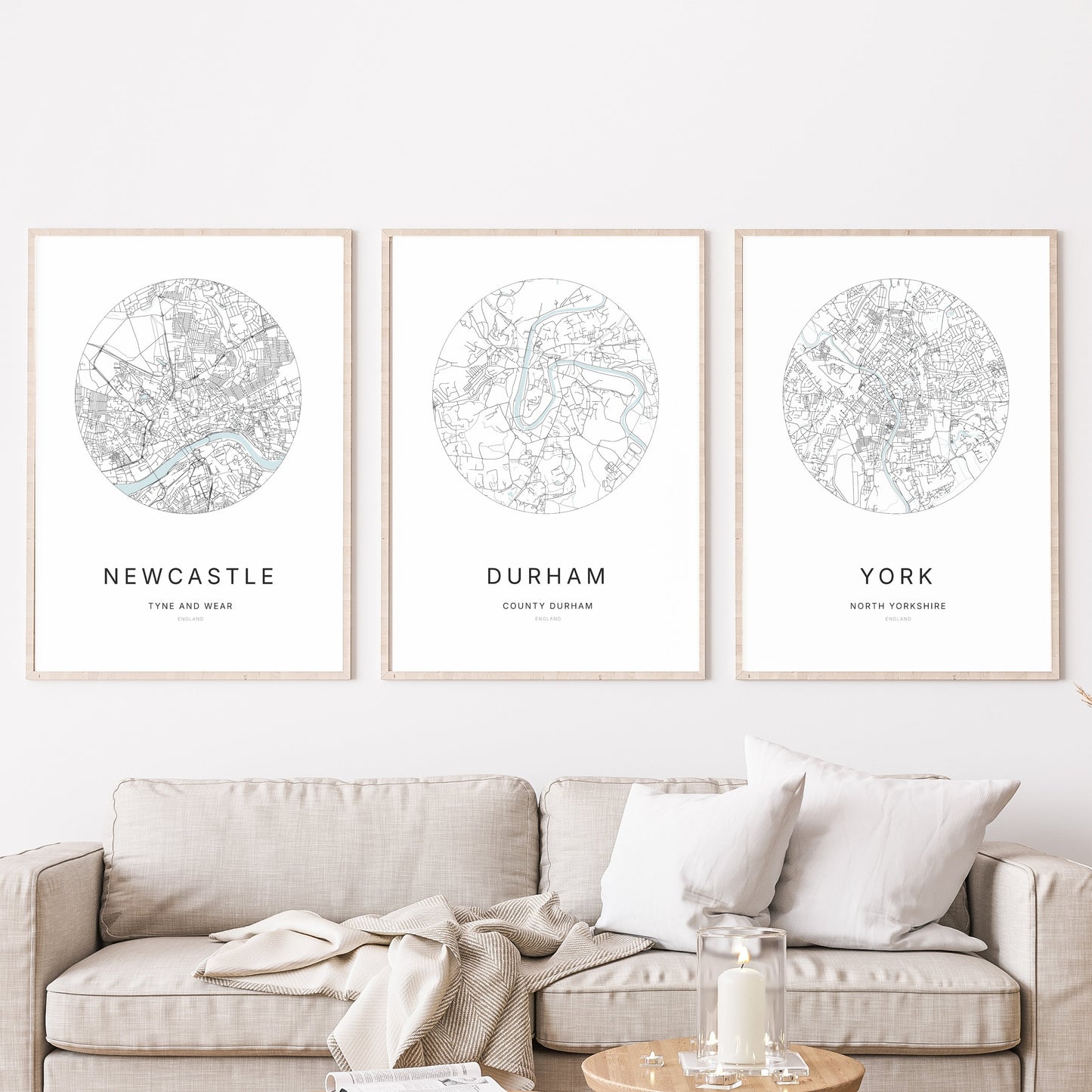 Trio d’affiches de Newcastle, Durham et York dans un salon.