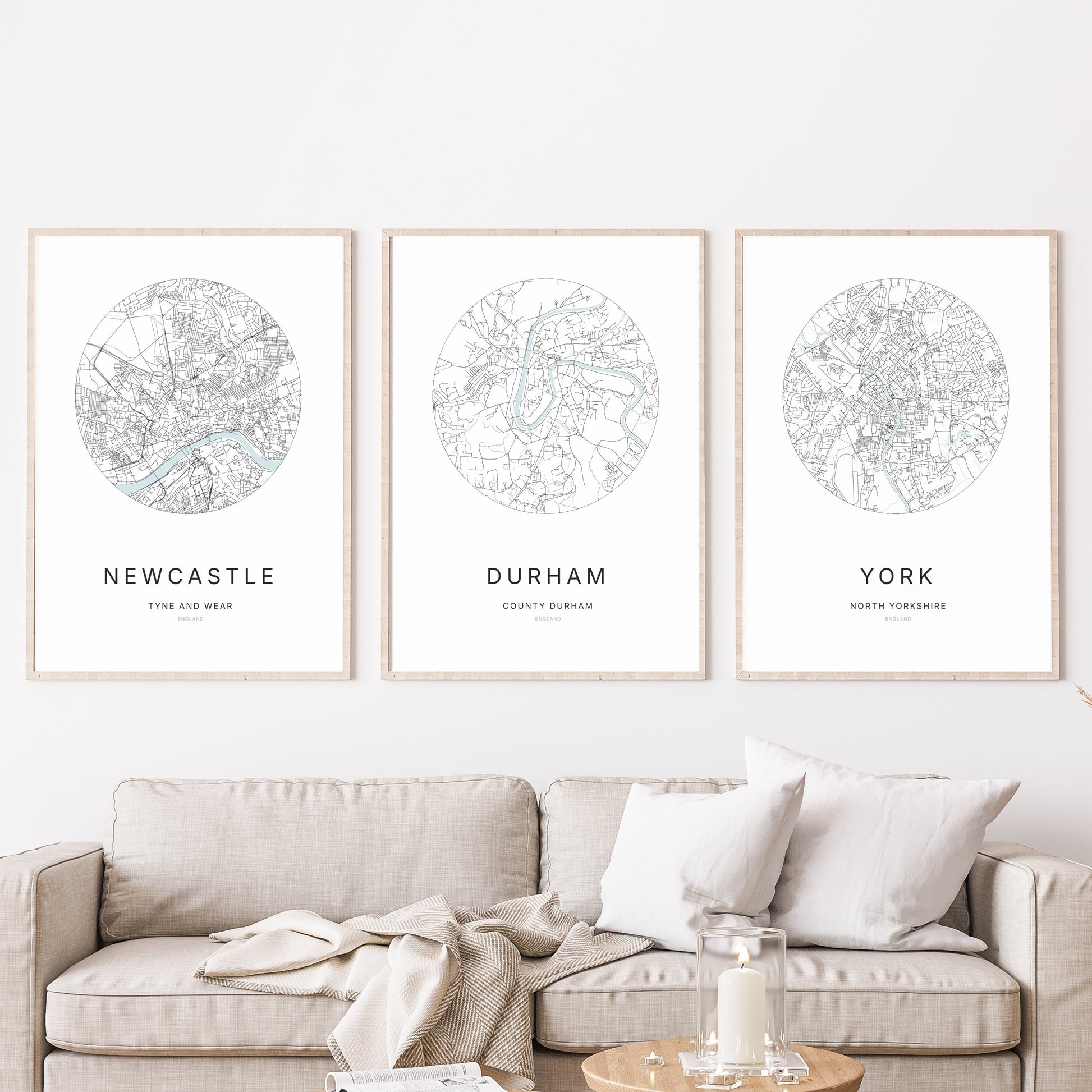 Trio d’affiches de Newcastle, Durham et York dans un salon.