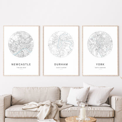 Trio d’affiches de Newcastle, Durham et York dans un salon.