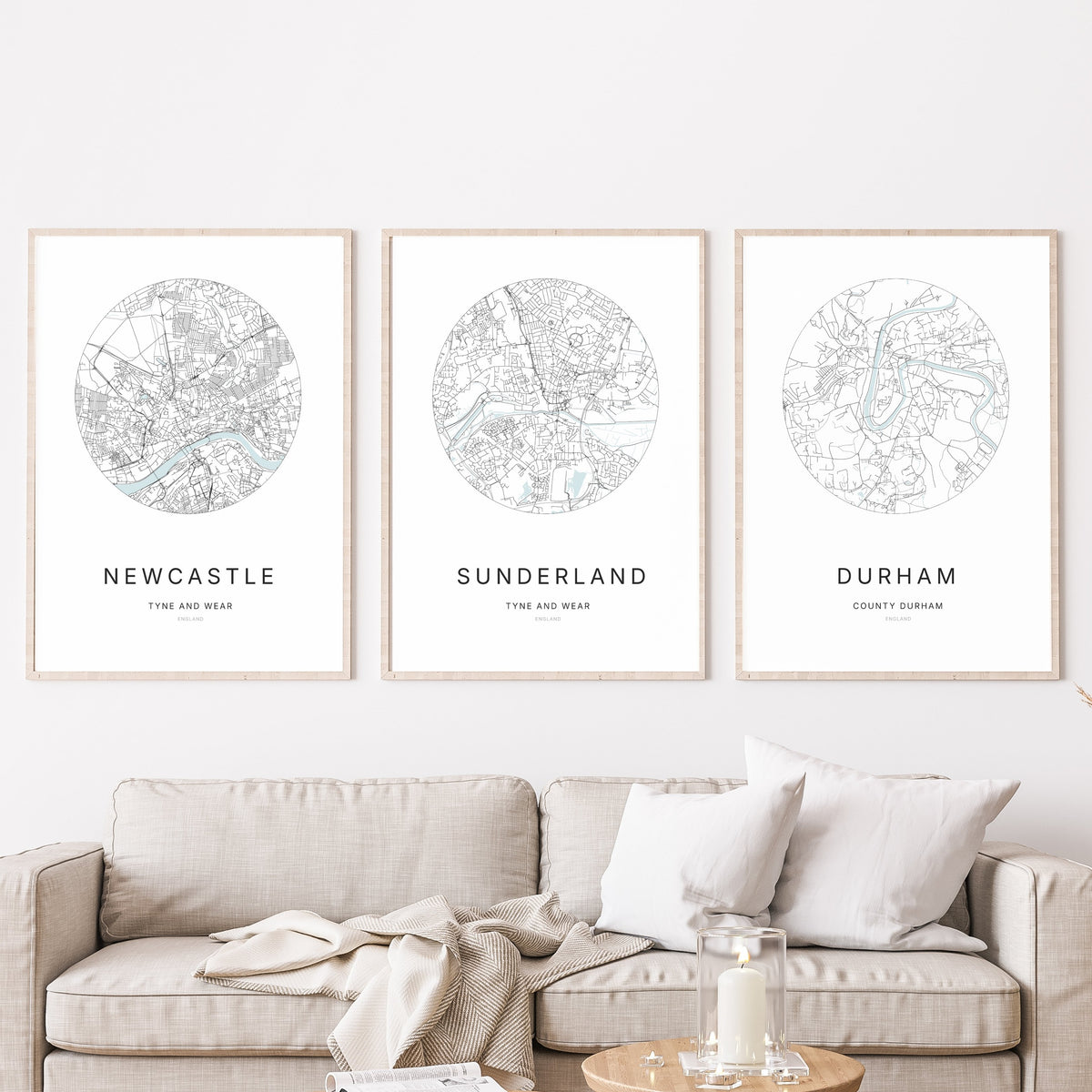 Trio d’affiches de Newcastle, Sunderland et Durham dans un salon.