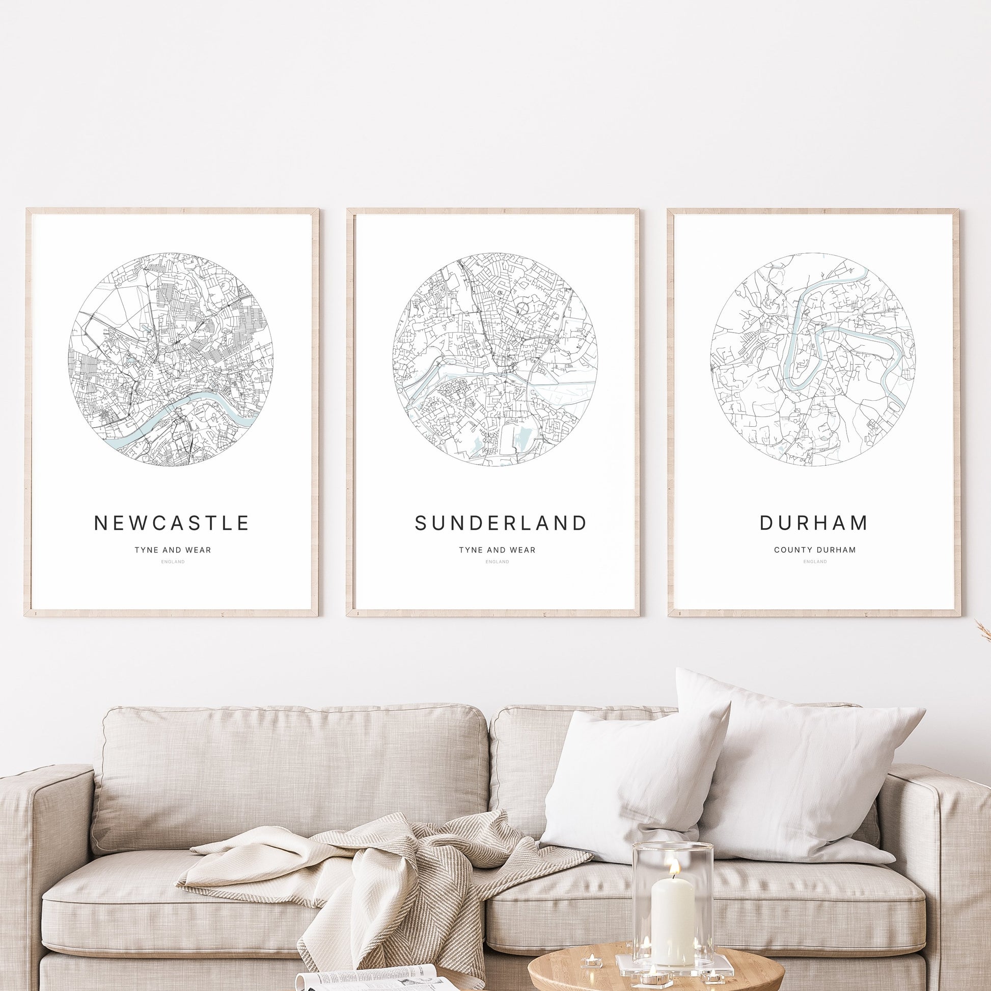 Trio d’affiches de Newcastle, Sunderland et Durham dans un salon.