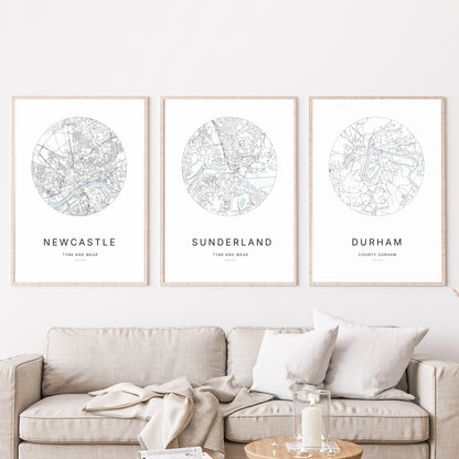 Trio d’affiches de Newcastle, Sunderland et Durham dans un salon.