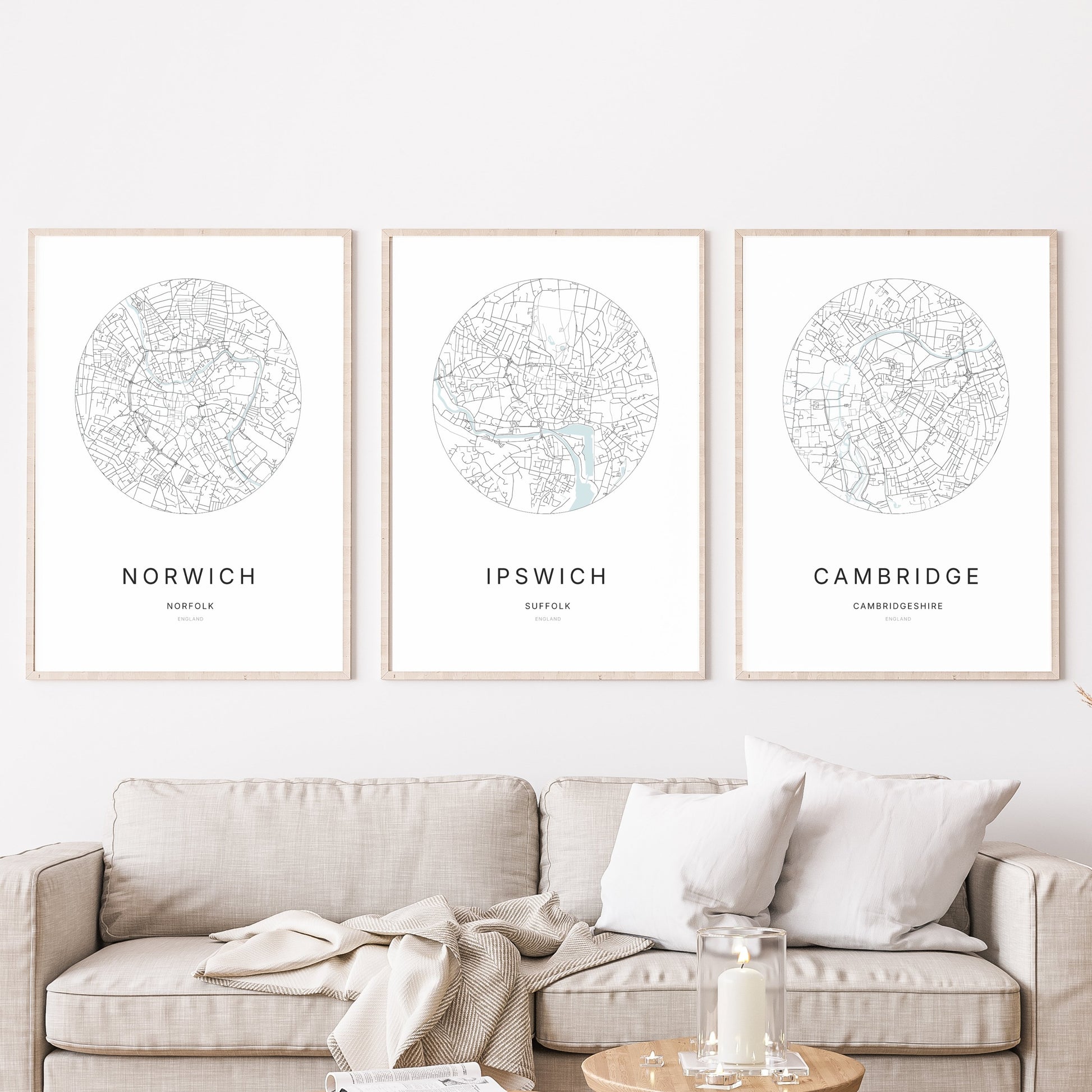 Trio d’affiches de Norwich, Ipswich et Cambridge dans un salon.