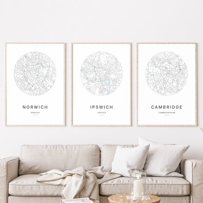 Trio d’affiches de Norwich, Ipswich et Cambridge dans un salon.