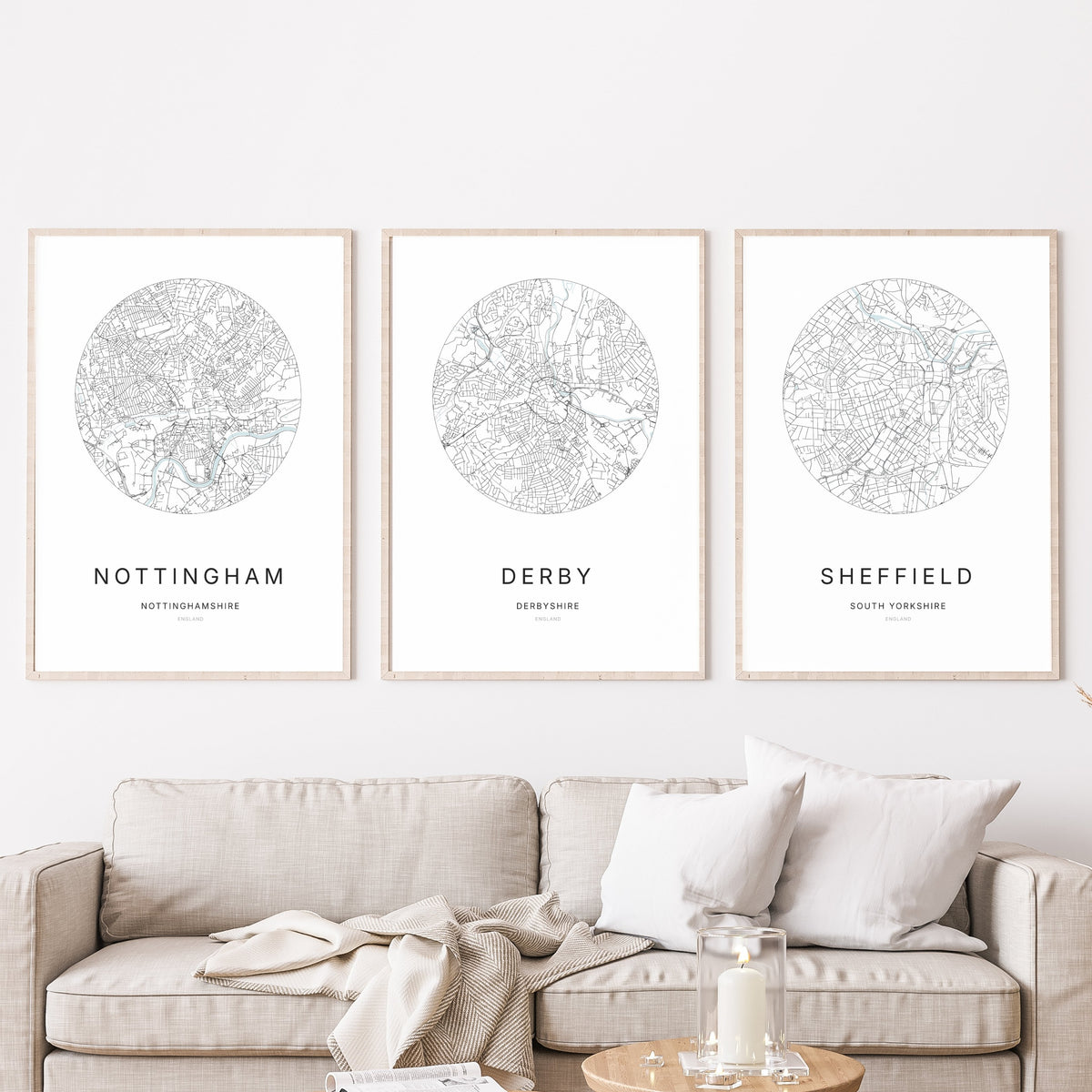 Trio d’affiches de Nottingham, Derby et Sheffield dans un salon.