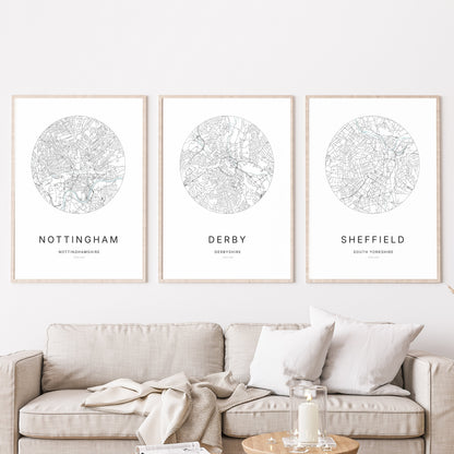 Trio d’affiches de Nottingham, Derby et Sheffield dans un salon.