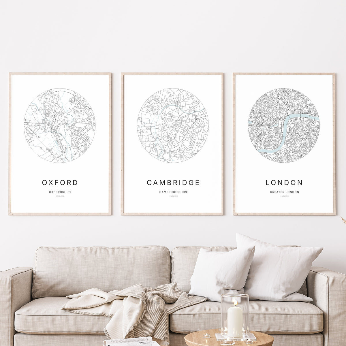 Trio d’affiches de Oxford, Cambridge et London dans un salon.