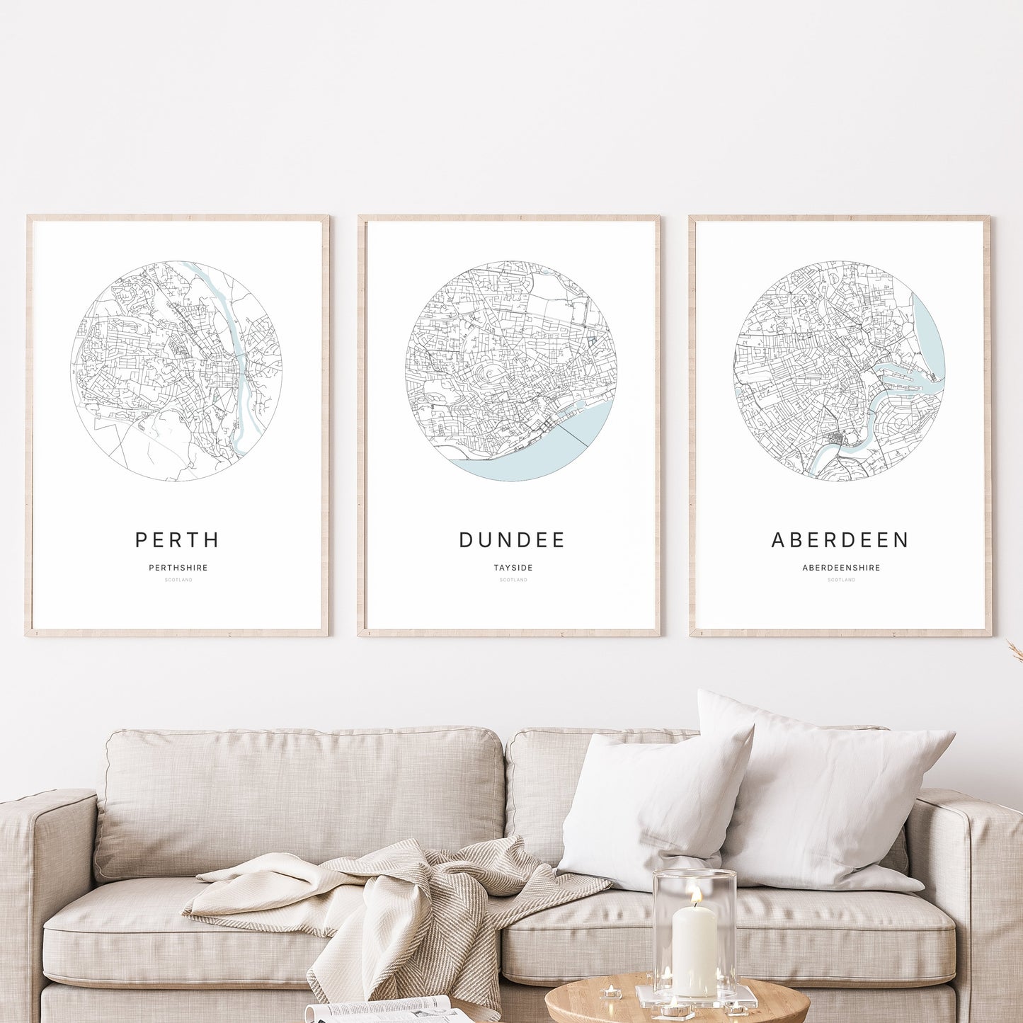 Trio d’affiches de Perth, Dundee et Aberdeen dans un salon.