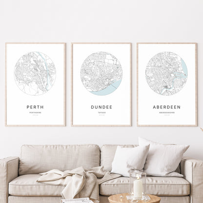 Trio d’affiches de Perth, Dundee et Aberdeen dans un salon.
