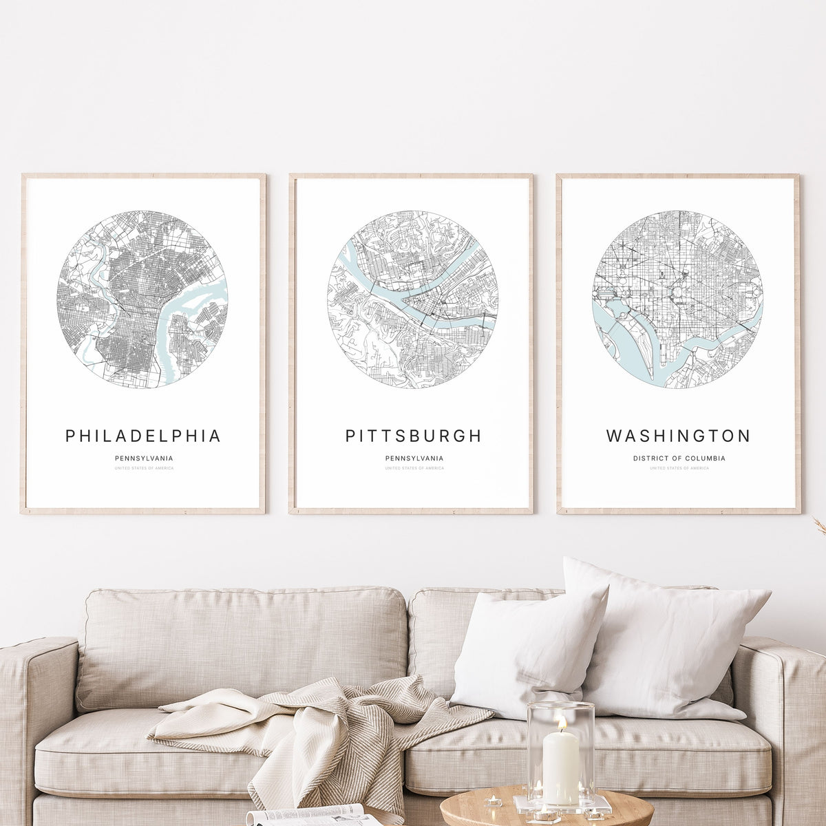 Trio d’affiches de Philadelphia, Pittsburgh et Washington dans un salon.