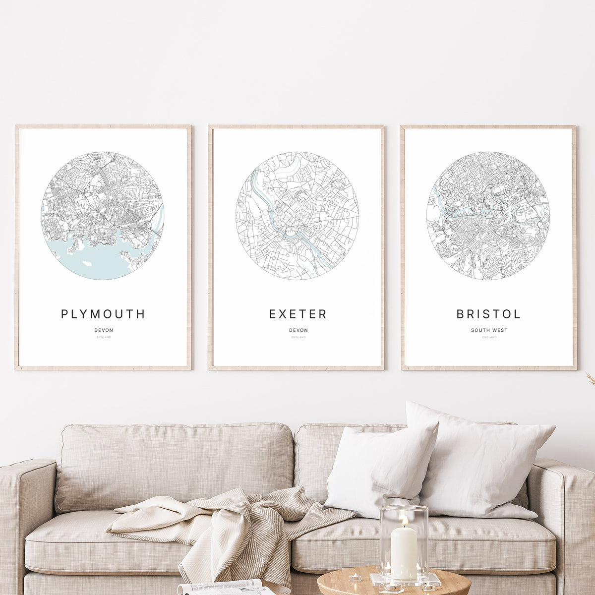 Trio d’affiches de Plymouth, Exeter et Bristol dans un salon.