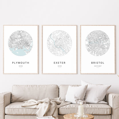 Trio d’affiches de Plymouth, Exeter et Bristol dans un salon.