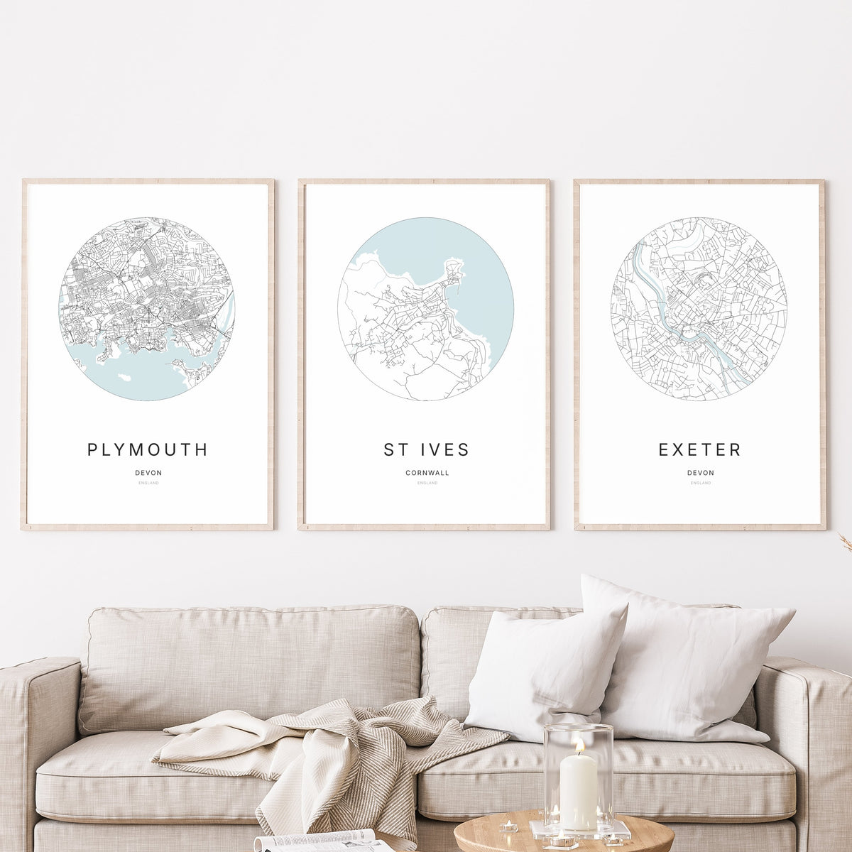 Trio d’affiches de Plymouth, St Ives et Exeter dans un salon.