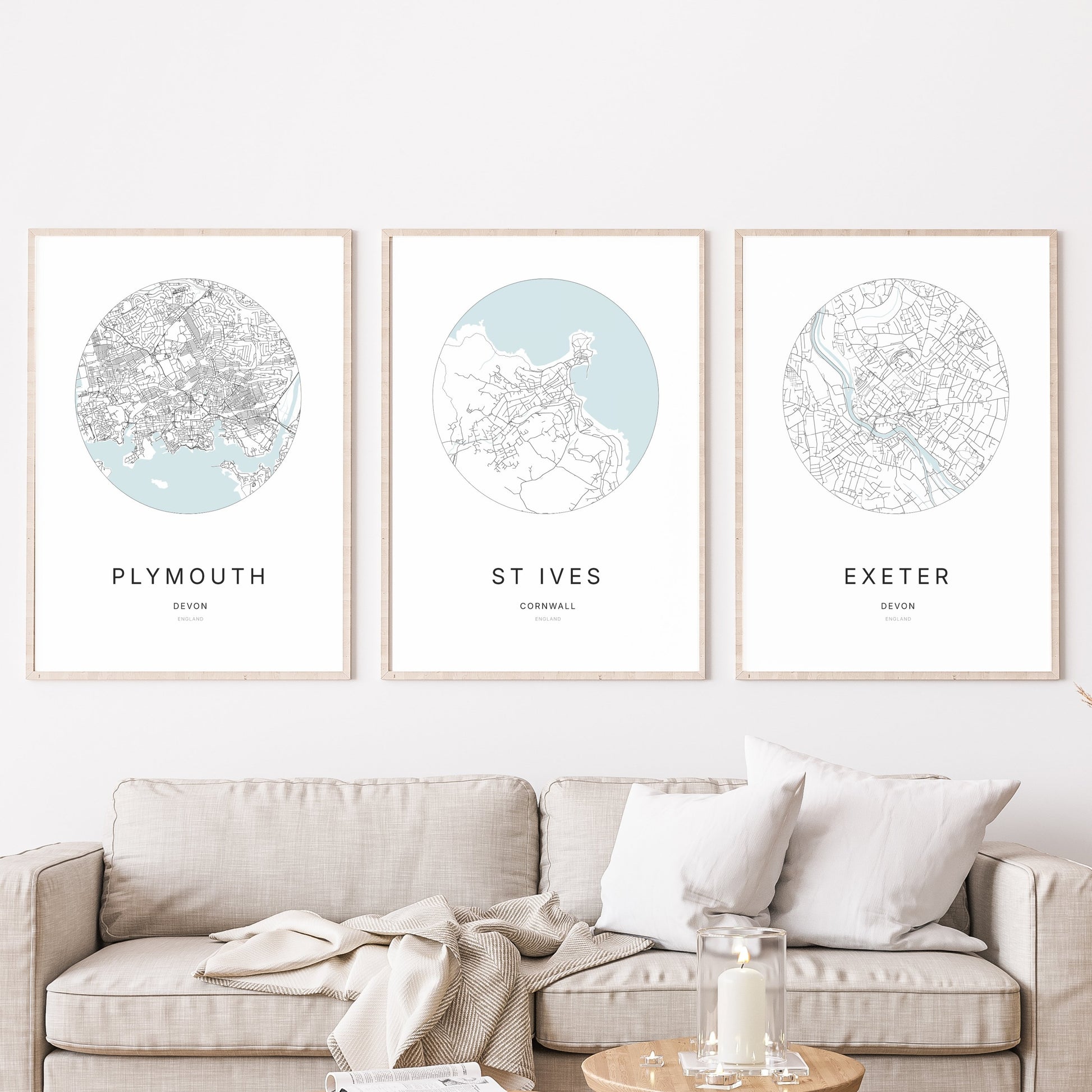 Trio d’affiches de Plymouth, St Ives et Exeter dans un salon.