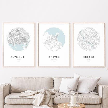 Trio d’affiches de Plymouth, St Ives et Exeter dans un salon.
