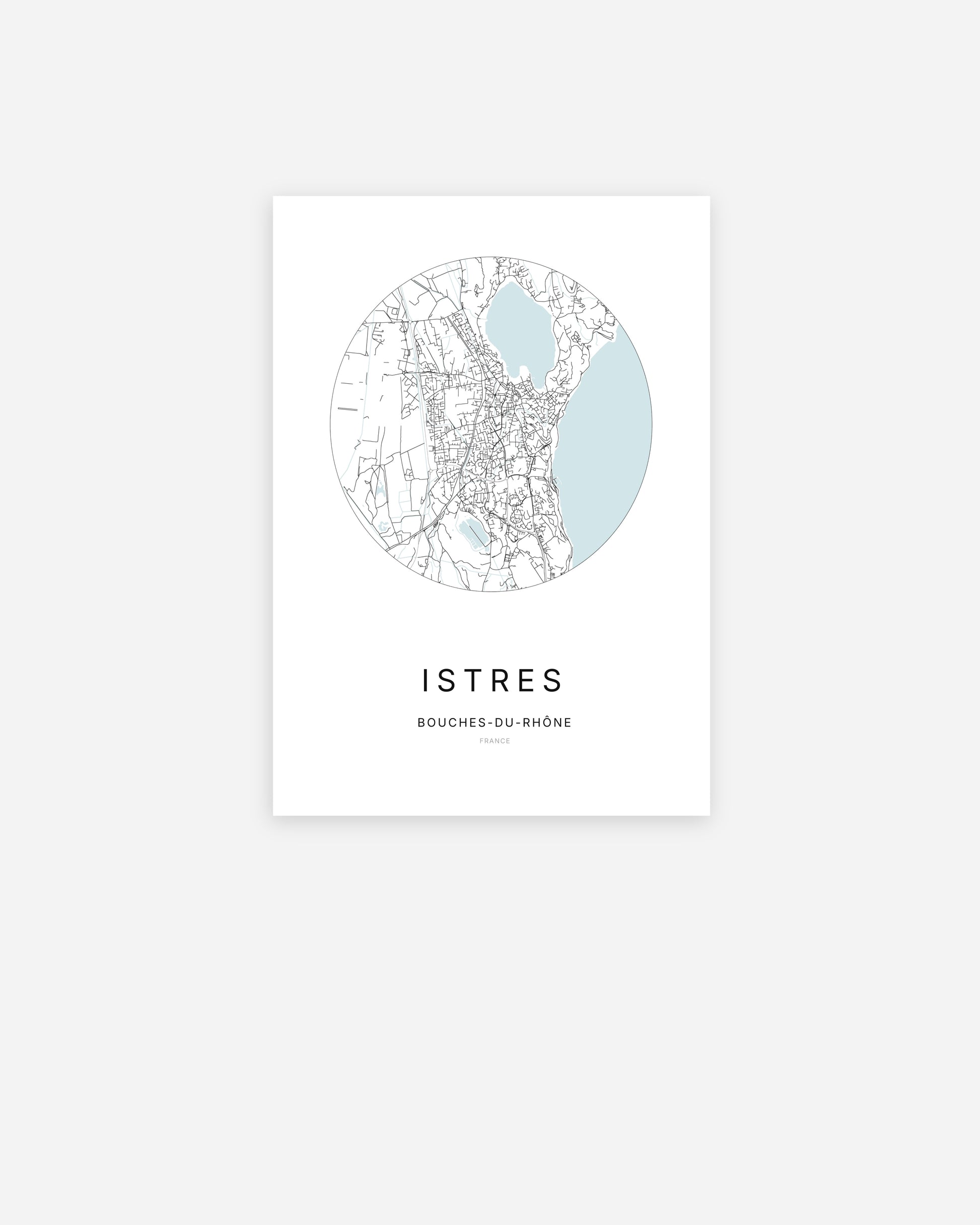 Affiche minimaliste d’Istres représentant le plan de la ville en design épuré.