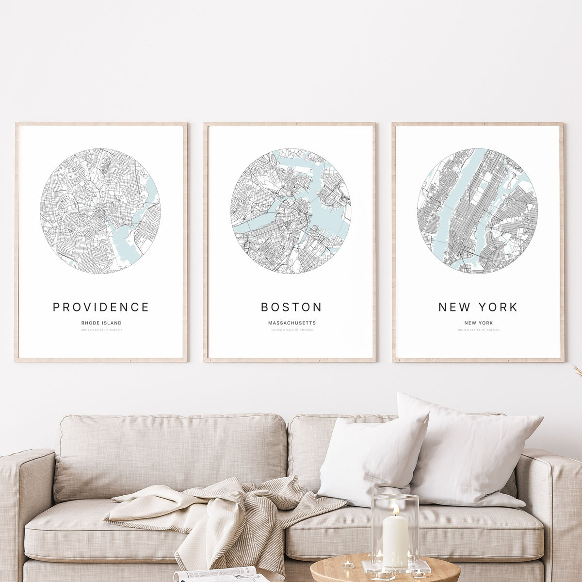 Trio d’affiches de Providence, Boston et New York dans un salon.