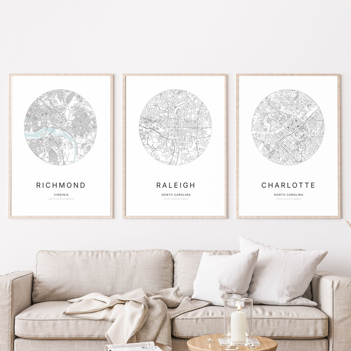 Trio d’affiches de Richmond, Raleigh et Charlotte dans un salon.