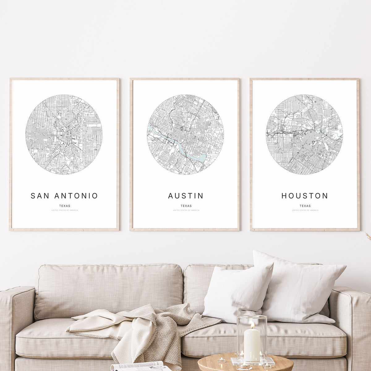 Trio d’affiches de San Antonio, Austin et Houston dans un salon.