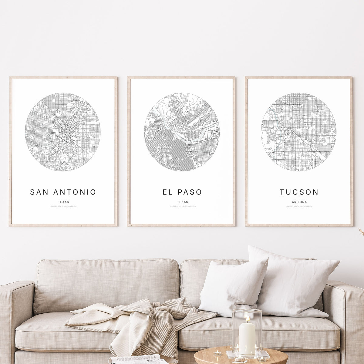 Trio d’affiches de San Antonio, El Paso et Tucson dans un salon.