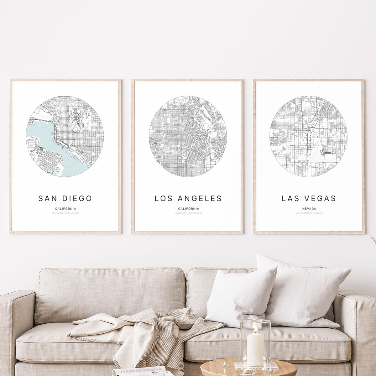 Trio d’affiches de San Diego, Los Angeles et Las Vegas dans un salon.