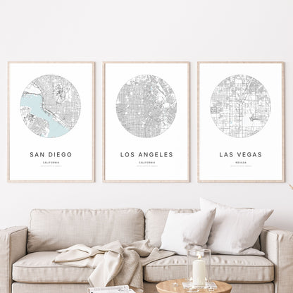 Trio d’affiches de San Diego, Los Angeles et Las Vegas dans un salon.