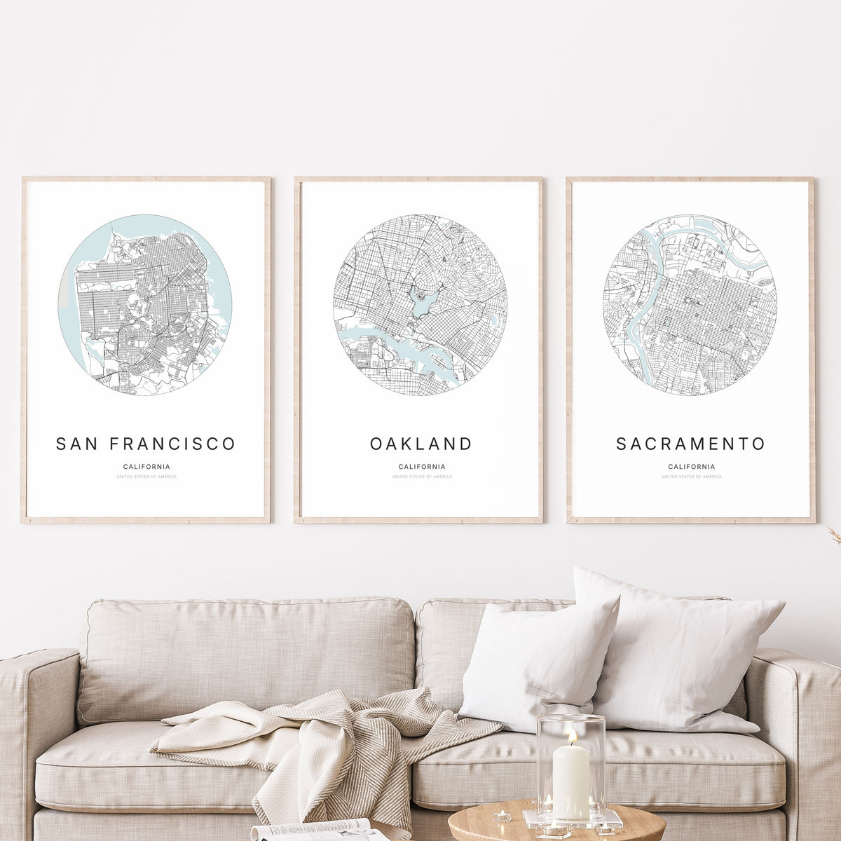 Trio d’affiches de San Francisco, Oakland et Sacramento dans un salon.
