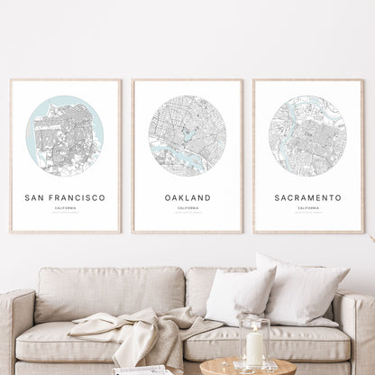 Trio d’affiches de San Francisco, Oakland et Sacramento dans un salon.