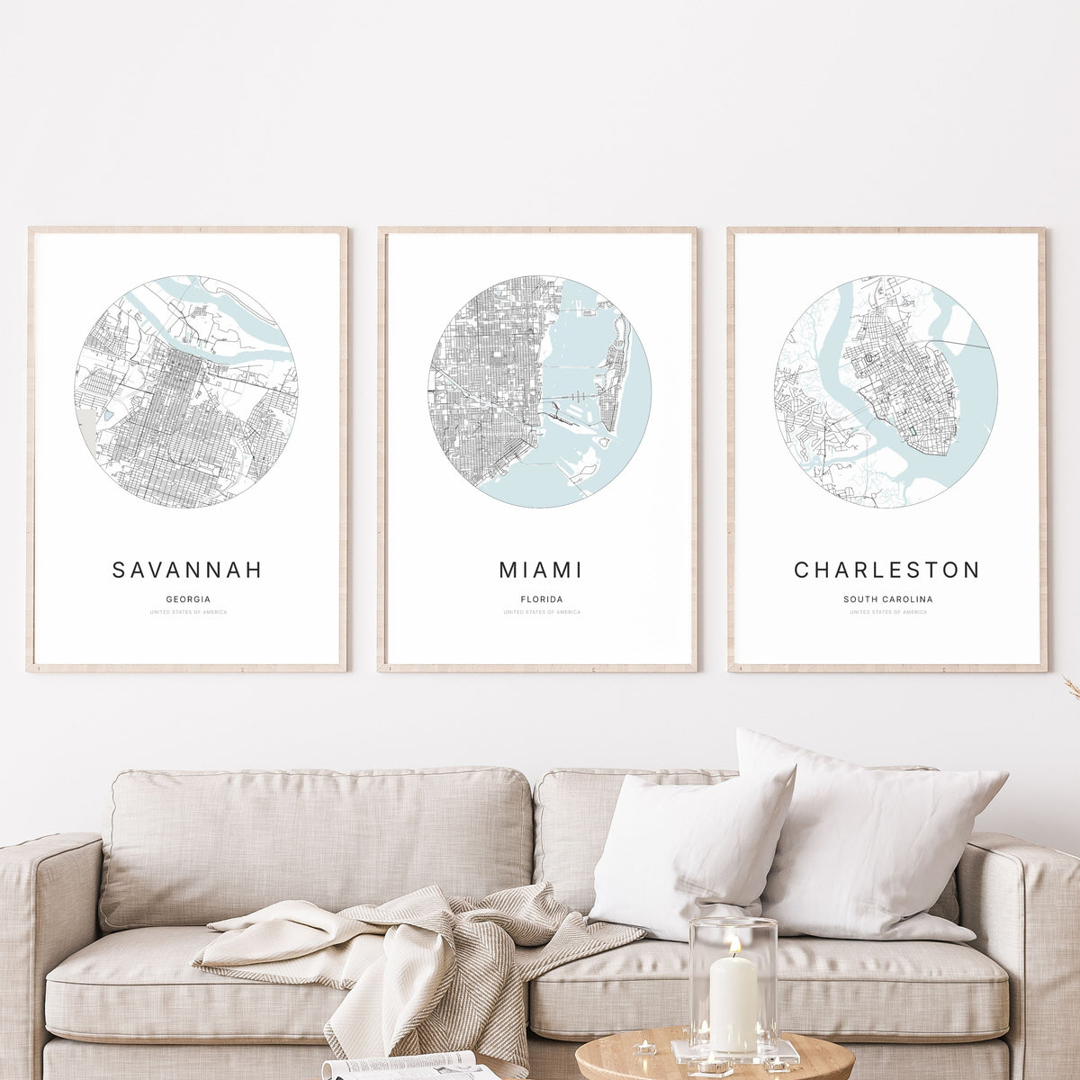 Trio d’affiches de Savannah, Miami et Charleston dans un salon.