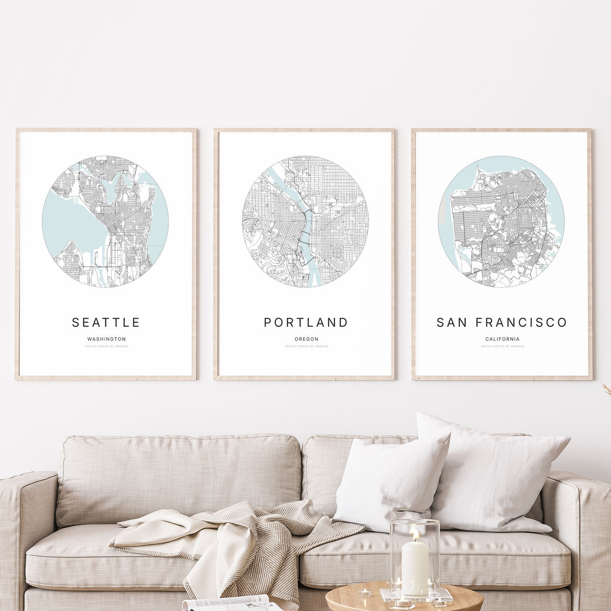 Trio d’affiches de Seattle, Portland et San Francisco dans un salon.