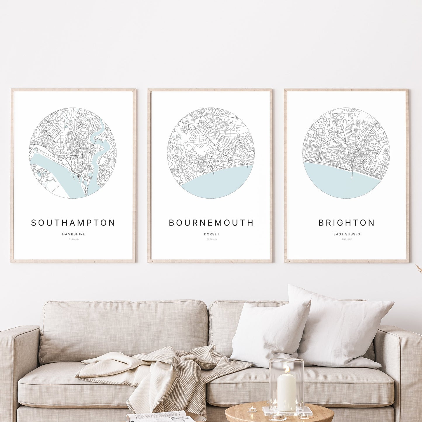 Trio d’affiches de Southampton, Bournemouth et Brighton dans un salon.