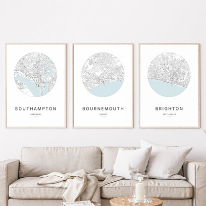 Trio d’affiches de Southampton, Bournemouth et Brighton dans un salon.