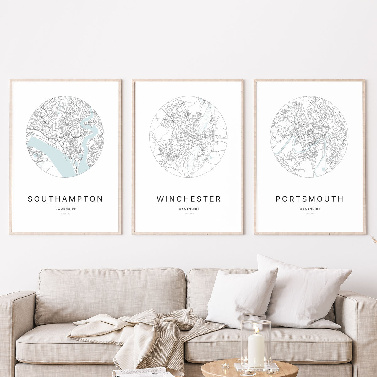 Trio d’affiches de Southampton, Winchester et Portsmouth dans un salon.