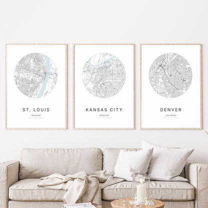 Trio d’affiches de St. Louis, Kansas City et Denver dans un salon.