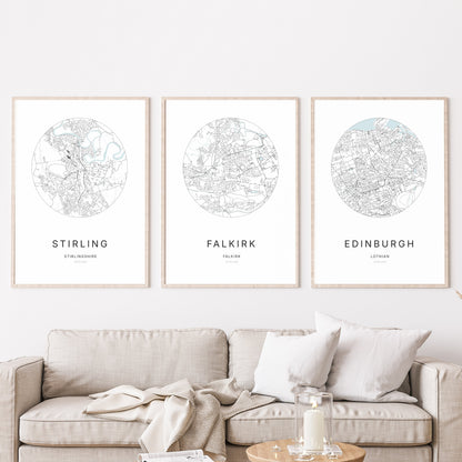 Trio d’affiches de Stirling, Falkirk et Edinburgh dans un salon.