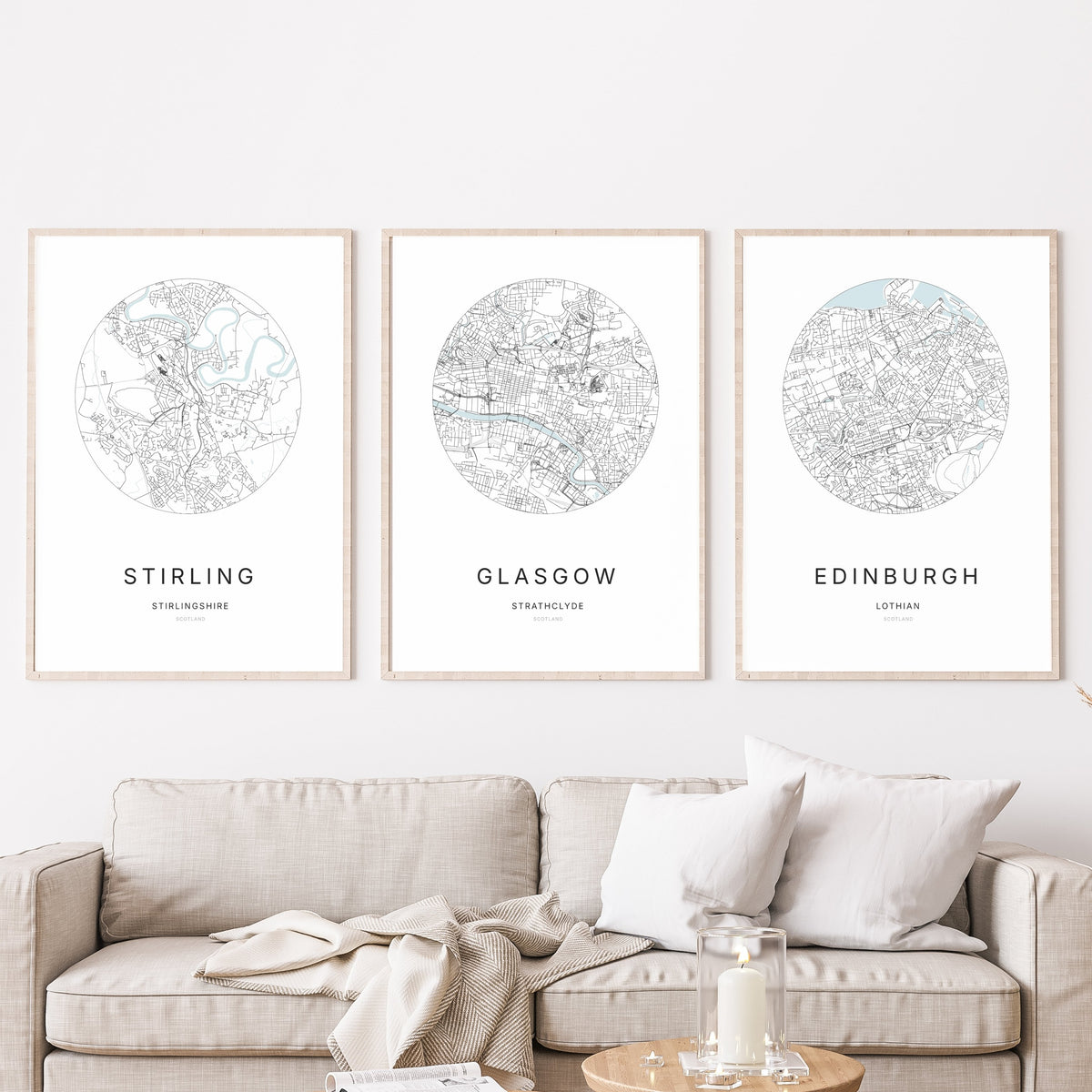 Trio d’affiches de Stirling, Glasgow et Edinburgh dans un salon.
