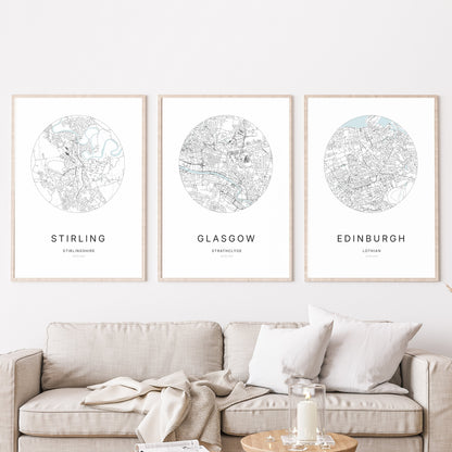 Trio d’affiches de Stirling, Glasgow et Edinburgh dans un salon.