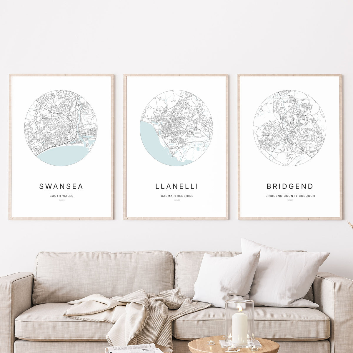 Trio d’affiches de Swansea, Llanelli et Bridgend dans un salon.