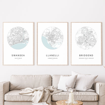 Trio d’affiches de Swansea, Llanelli et Bridgend dans un salon.