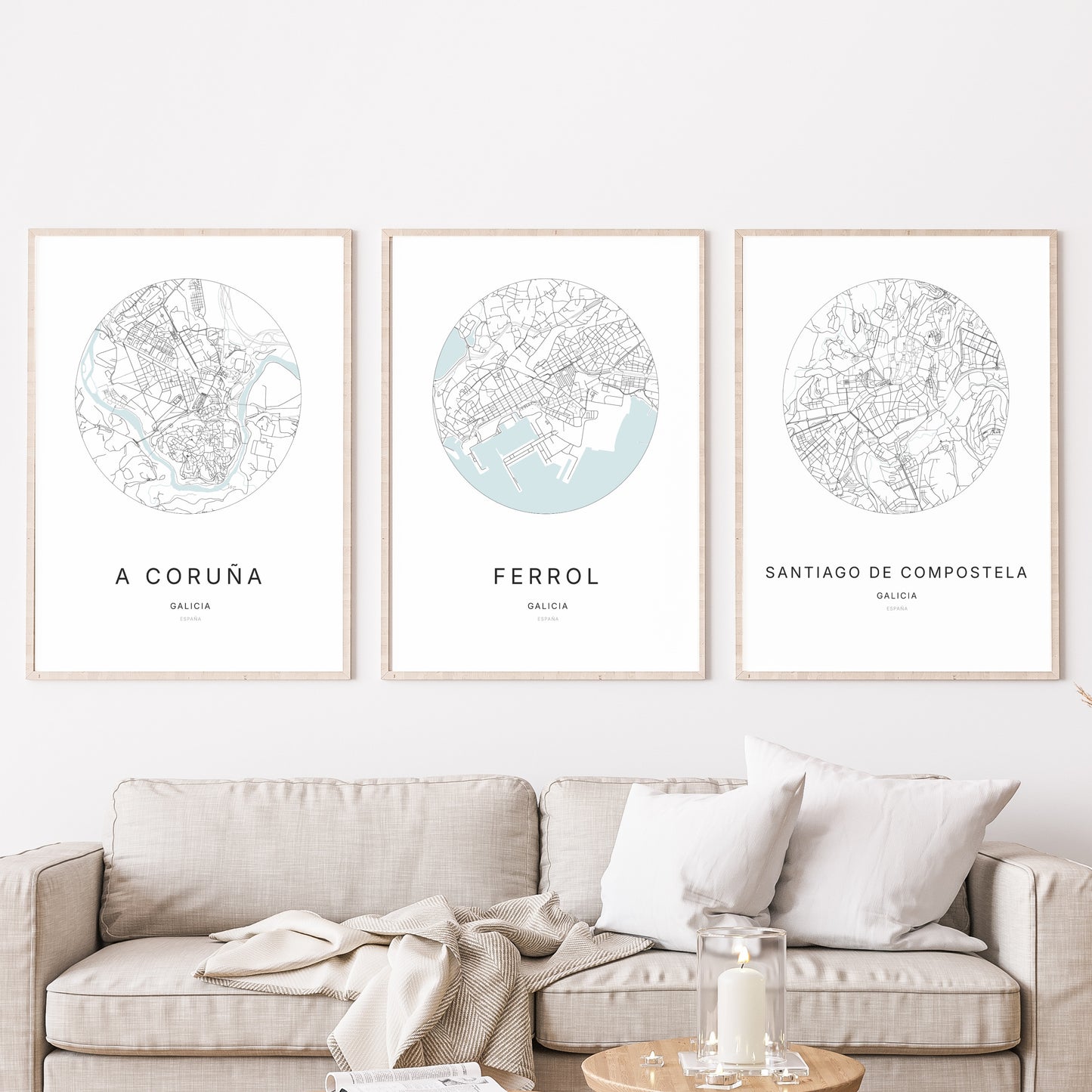 Trio d'affiches de Ferrol, A Coruña et Santiago de Compostela dans un salon.
