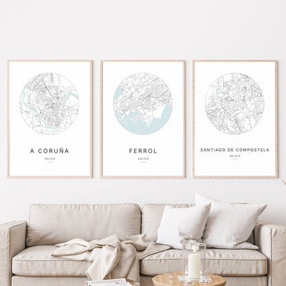 Trio d'affiches de Ferrol, A Coruña et Santiago de Compostela dans un salon.