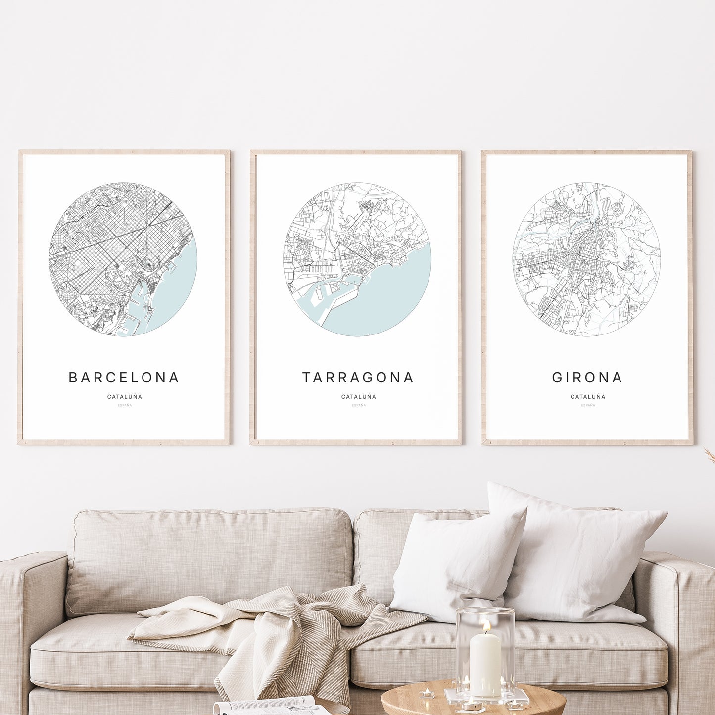 Trio d'affiches de Tarragona, Barcelona et Girona dans un salon.