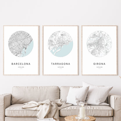 Trio d'affiches de Tarragona, Barcelona et Girona dans un salon.