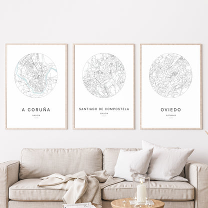 Trio d'affiches de Santiago de Compostela, A Coruña et Oviedo dans un salon.