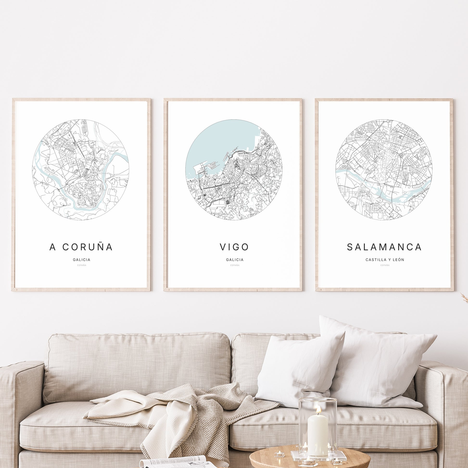 Trio d'affiches de Vigo, A Coruña et Salamanca dans un salon.