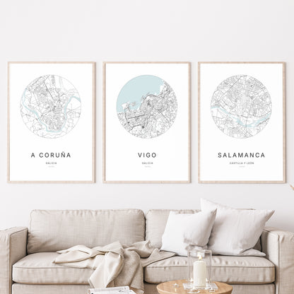 Trio d'affiches de Vigo, A Coruña et Salamanca dans un salon.