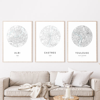 Trio d’affiches de Castres, Albi et Toulouse dans un salon.