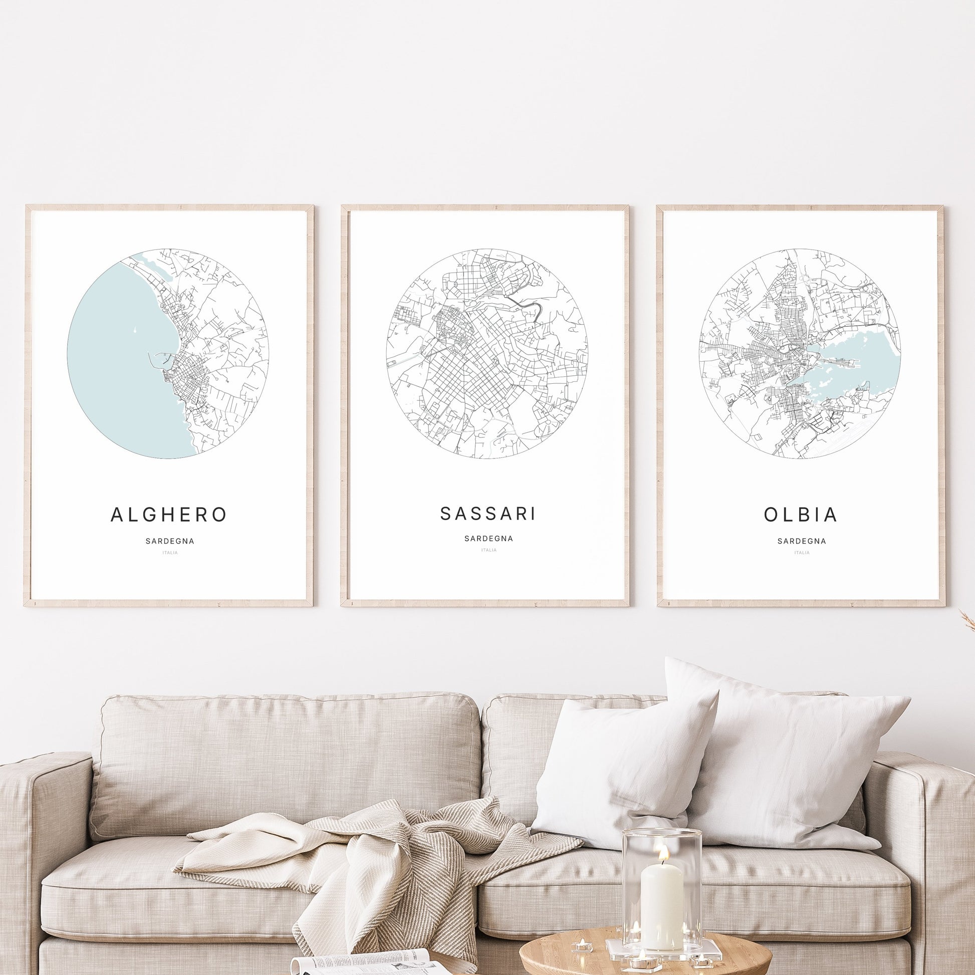 Trio d’affiches de Sassari, Alghero et Olbia dans un salon.
